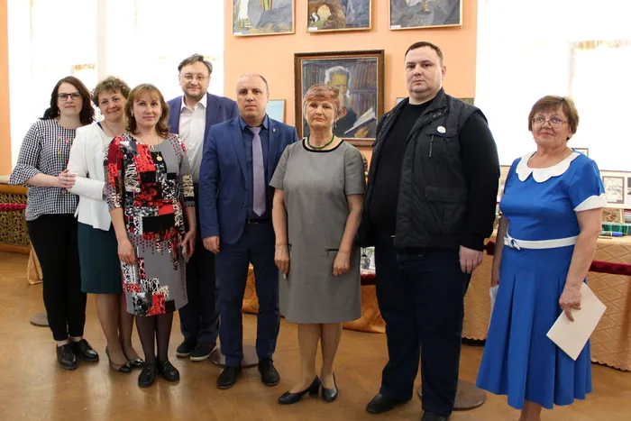 Сотрудники музея на открытии выставки, посвященной Бажову П.П. "Земли Уральской преданный сказитель".