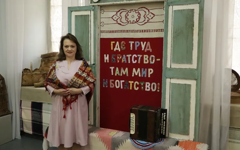 ГДЕ ТРУД И БРАТСТВО - ТАМ МИР И БОГАТСТВО!