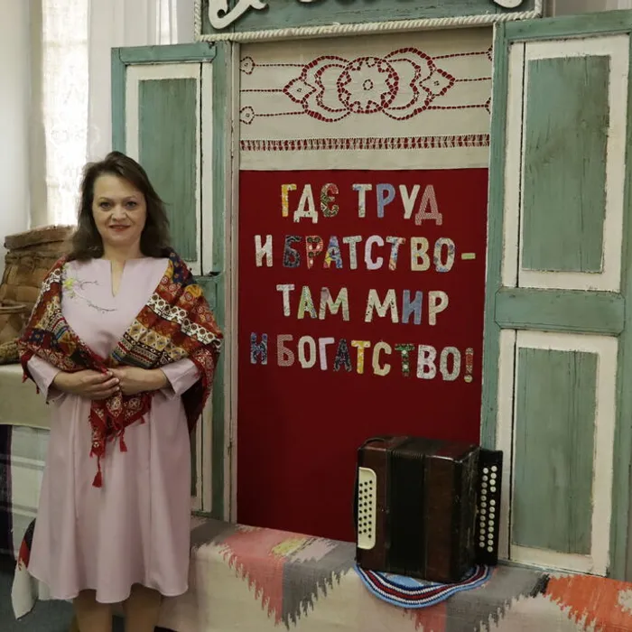 ГДЕ ТРУД И БРАТСТВО - ТАМ МИР И БОГАТСТВО!